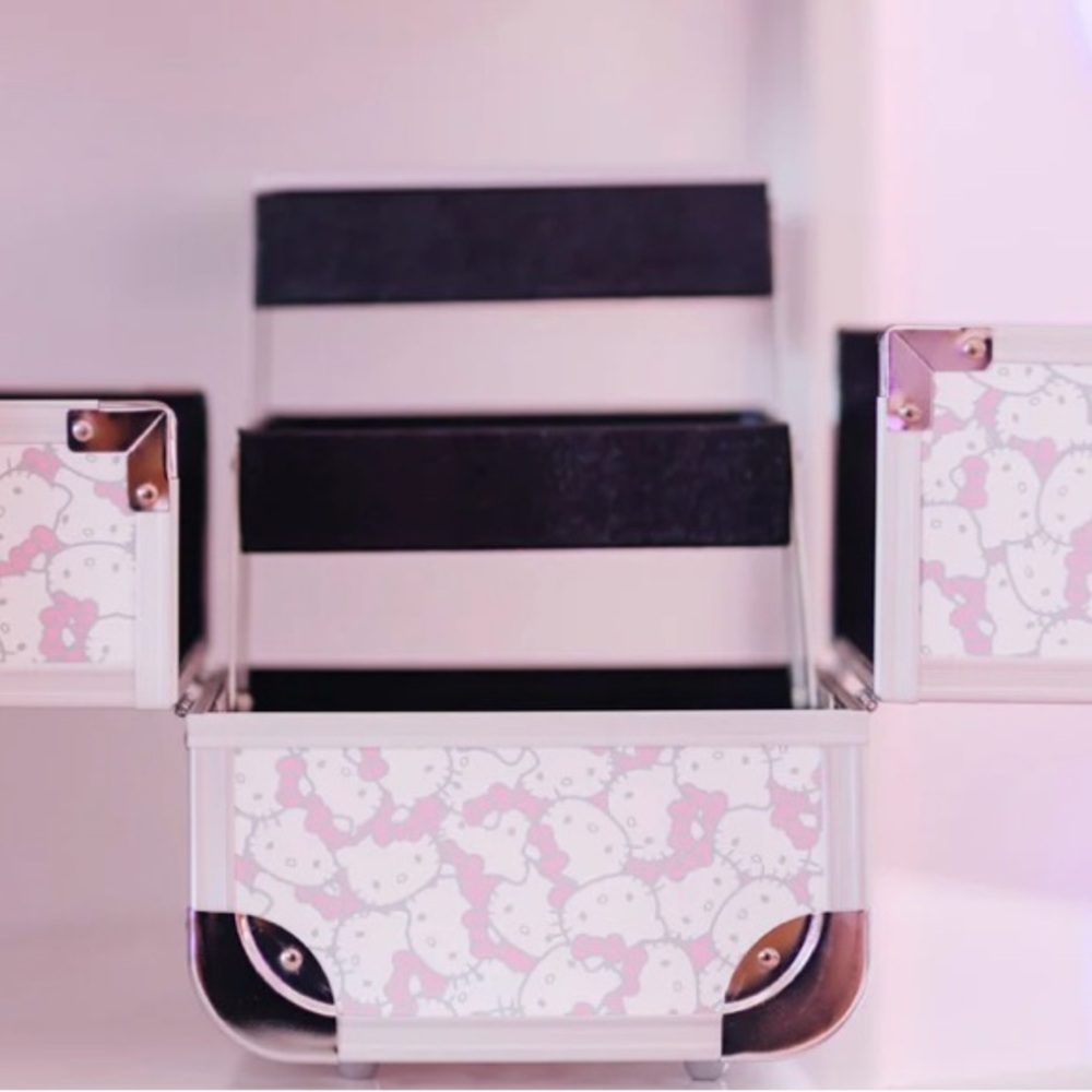 Hello Kitty Makeup Case - Picture 5 of 5